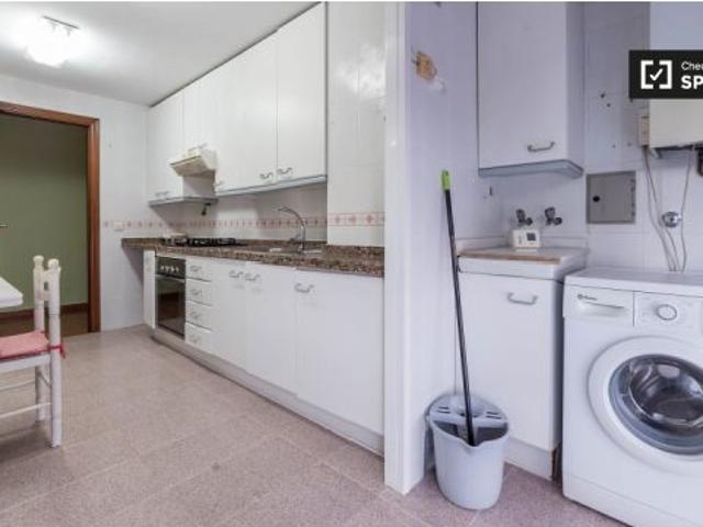 Habitación con balcón en un apartamento de 5 dormitorios Algirós, Valencia