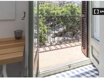 Habitación con balcón en un apartamento de 9 dormitorios en l' Eixample
