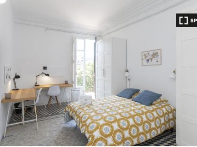 Habitación con balcón en un apartamento de 9 dormitorios en l' Eixample