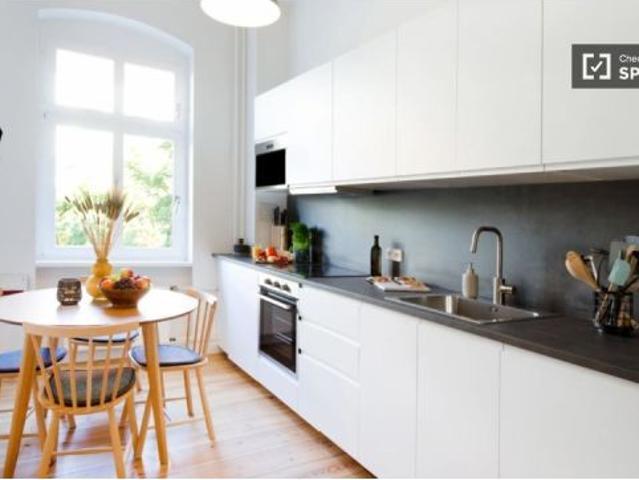 Habitación con balcón privado en apartamento de convivencia amueblado y con servicios en Moabit