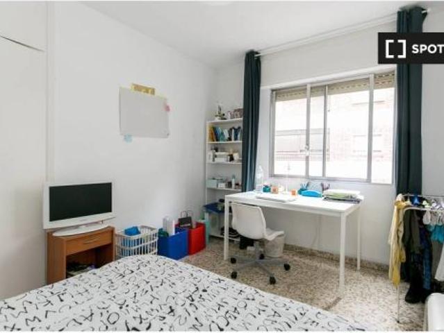 Habitación con cama doble en alquiler en apartamento de 5 dormitorios en Ronda