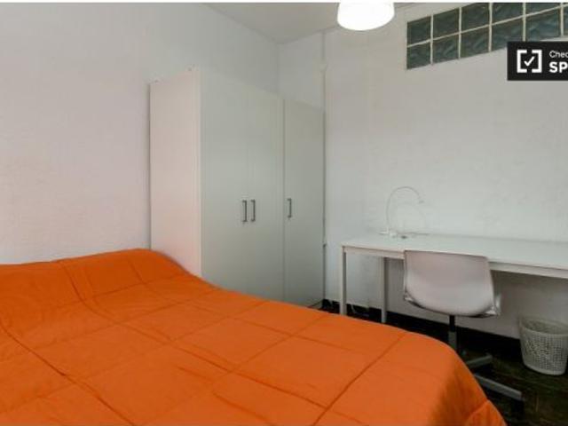 Habitación con cama doble y balcón privado en alquiler en apartamento de 5 dormitorios en Ronda