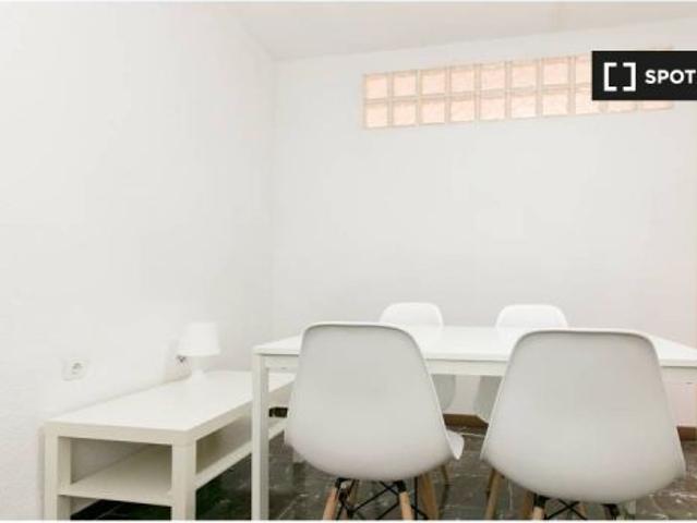 Habitación con escritorio y cama doble en alquiler en apartamento de 5 dormitorios en Ronda