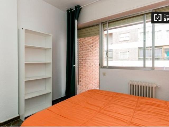 Habitación con escritorio y cama individual en alquiler en apartamento de 5 dormitorios en Ronda