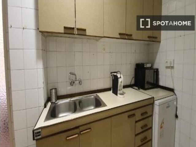 Habitación con escritorio y cama individual en alquiler en apartamento de 5 dormitorios en Ronda