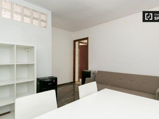 Habitación decorada con armario empotrado en piso compartido, Ronda