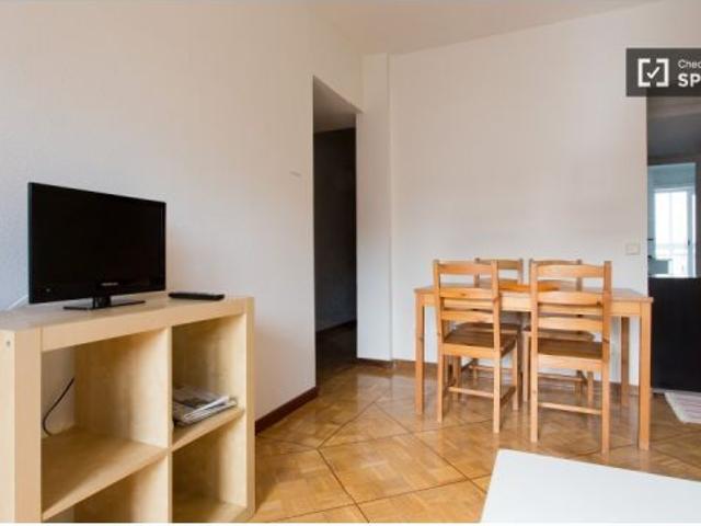 Habitación decorada con armario independiente en piso compartido, Pozuelo de Alarcón