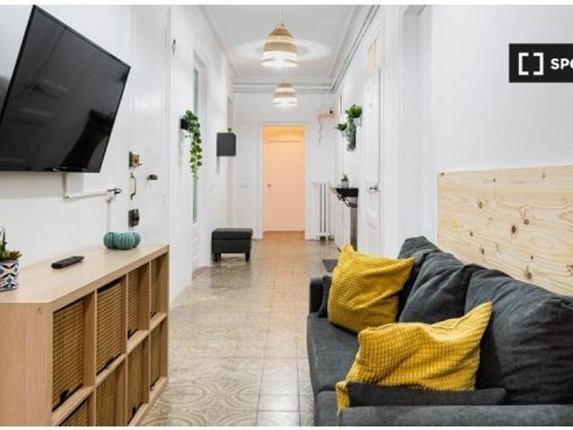 Habitación decorada con escritorio en piso compartido, El Born