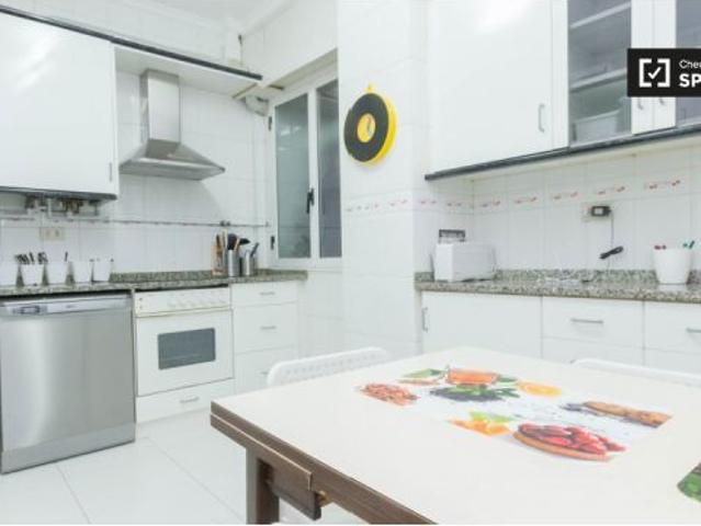 Habitación decorada con escritorio en piso de 5 habitaciones, Indautxu