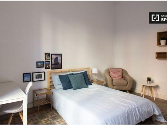 Habitación decorada con escritorio en un apartamento de 8 habitaciones, Gracia