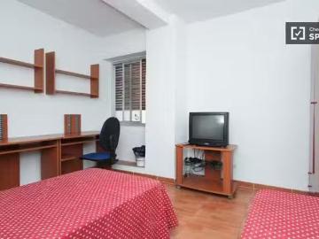 Habitación decorada en piso compartido en el centro de la ciud.