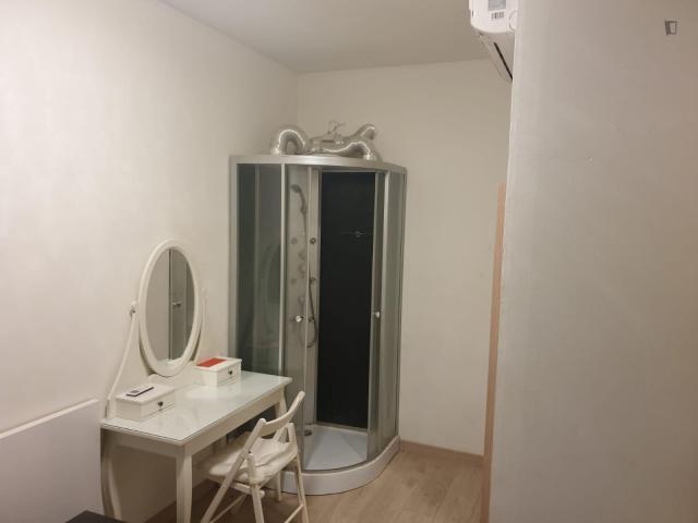 Habitación doble muy amplio con ducha en Sants