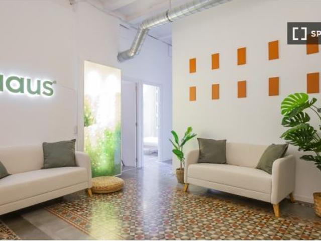 Habitación doble con techo alto en alquiler en piso de 10 habitaciones en Plaça De La Puntual, Barce