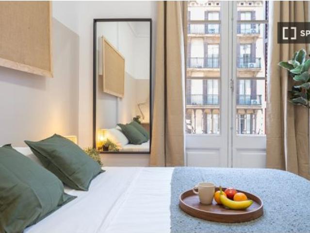 Habitación doble con balcón en alquiler en piso de 8 habitaciones en LEixample, Barcelona