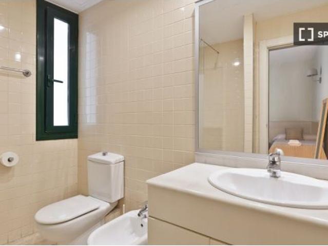 Habitación doble con baño privado en piso compartido