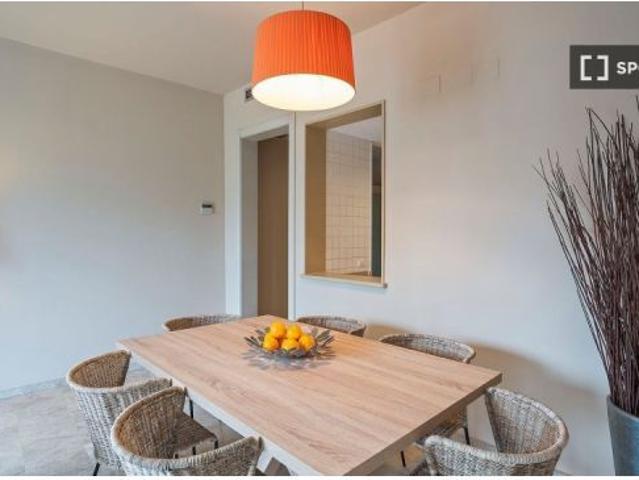 Habitación doble con baño privado y balcón en piso compartido