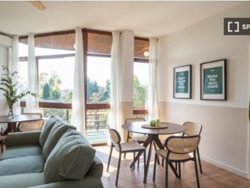 Habitación doble grande con vistas en alquiler en piso de 7 habitaciones en Sarrià, Barcelona