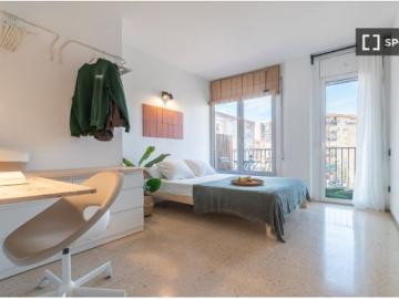 Habitación doble luminosa con terraza en alquiler en piso de 7 habitaciones en Sant Andreu, Barcelon