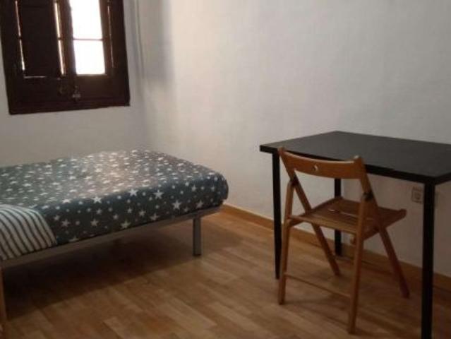 Habitación exterior con ventana a calle en piso compartido, El Raval