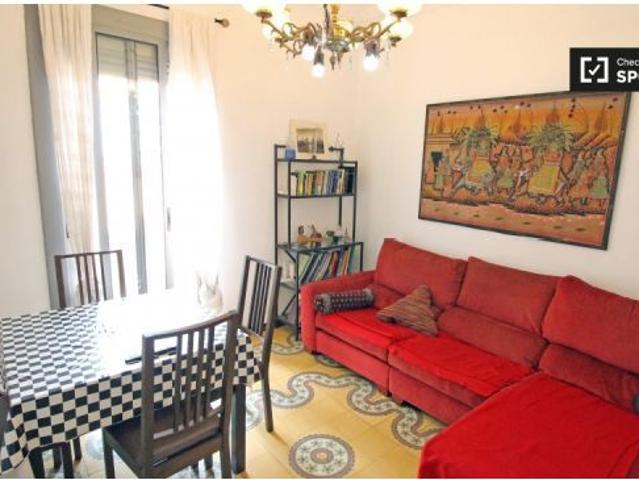 Habitación exterior con amplio trastero en piso compartido, Eixample