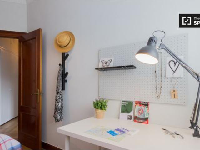 Habitación exterior con estantería en un apartamento de 3 dormitorios, Rekalde