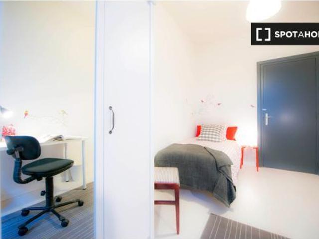 Habitación exterior con estantería en un apartamento de 4 dormitorios en Bilbao la Vieja