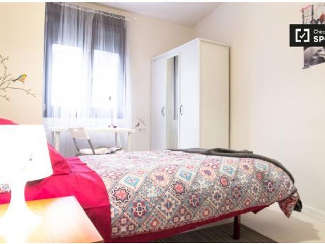 Habitación exterior con estantería en un apartamento de 4 dormitorios en Bilbao la Vieja