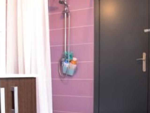 Habitación exterior con estantería en un apartamento de 4 dormitorios en Bilbao la Vieja