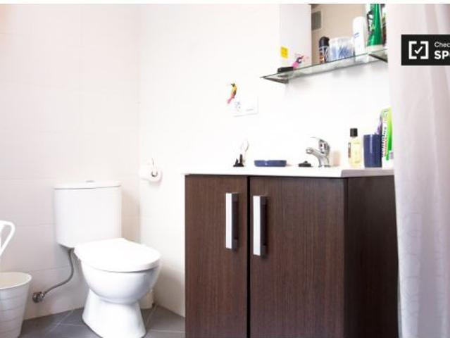 Habitación exterior con estantería en un apartamento de 4 dormitorios en Bilbao la Vieja
