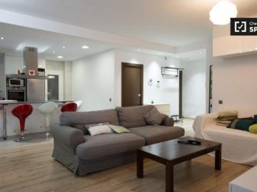 Habitación elegante con ventanal con vistas al patio interior en apartamento de 3 habitaciones, Eixa