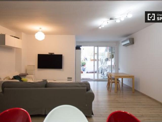 Habitación elegante con ventanal con vistas al patio interior en apartamento de 3 habitaciones, Eixa