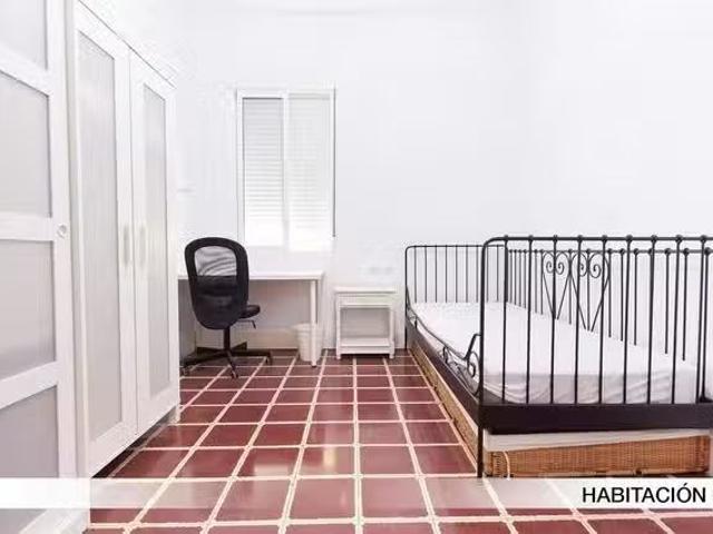 Habitación en Avenida Reina Mercedes, Sector Sur