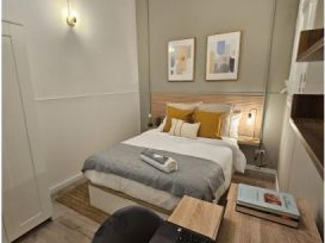 Habitación en alquiler en piso de 7 habitaciones en L' Eixample, Barcelona