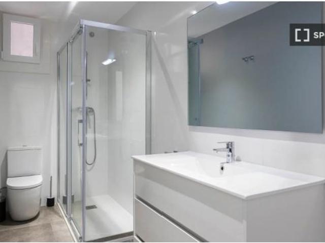 Habitación en alquiler en piso de 6 habitaciones en L' Eixample