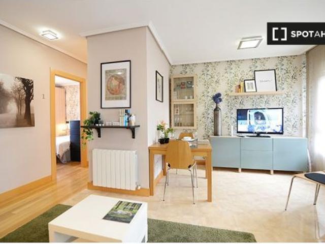 Habitación en alquiler en un apartamento de 3 dormitorios en Txurdinaga