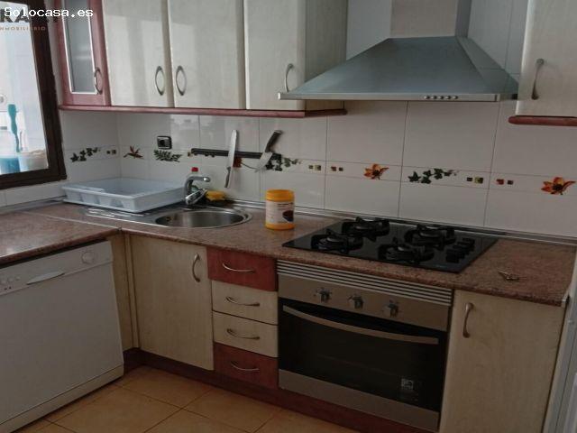 Habitación en alquiler para chica estudiante junto a la Universidad