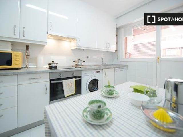 Habitación en apartamento de 3 dormitorios en Begoña