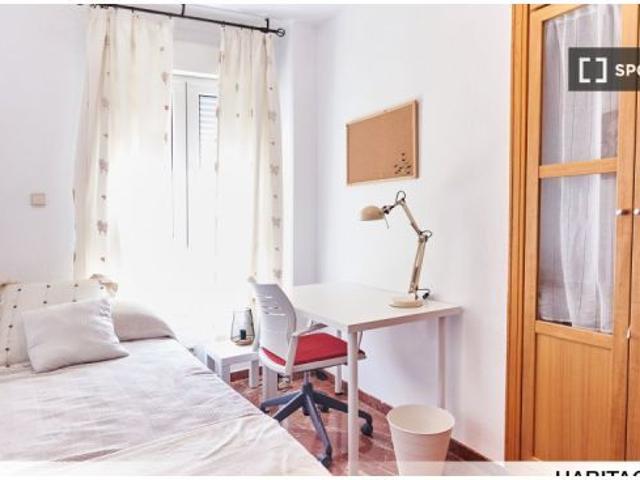 Habitación en apartamento de 4 habitaciones en Sevilla