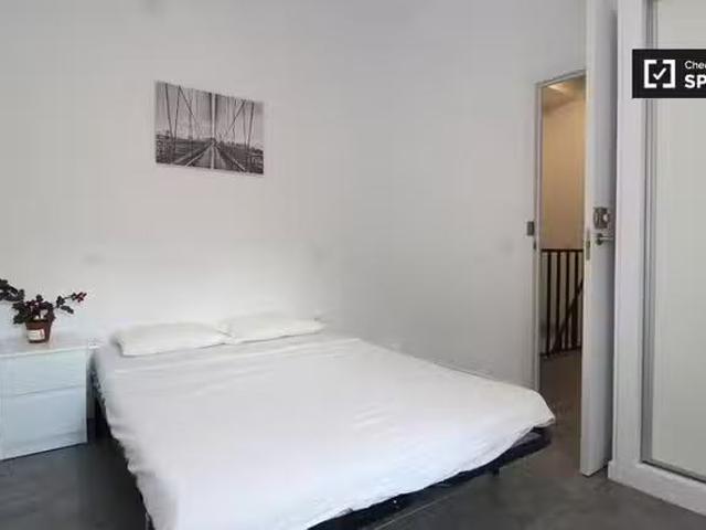 Habitación en apartamento de 6 dormitorios en Puerta del Ángel.