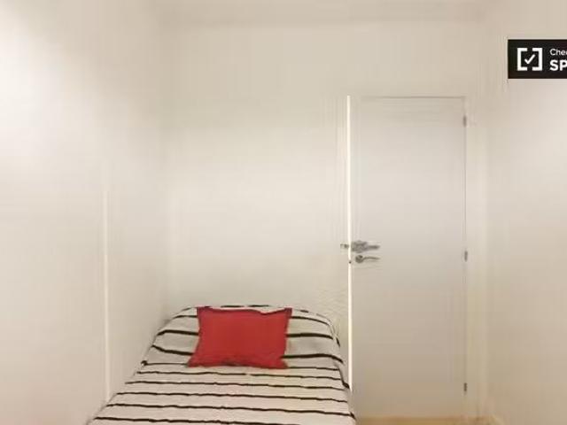 Habitación en apartamento de 7 dormitorios en Puerta del Ángel.