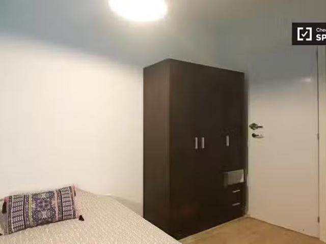 Habitación en apartamento de 7 dormitorios en Puerta del Ángel.