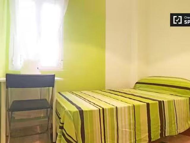 Habitación en apartamento de 7 dormitorios en Puerta del Ángel.