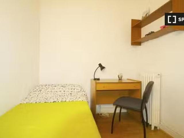 Habitación en apartamento de 9 habitaciones en Malasaña, Madrid