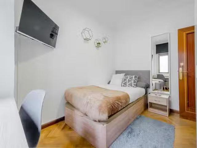 Habitación en Calle de Marcenado, Ciudad Jardín