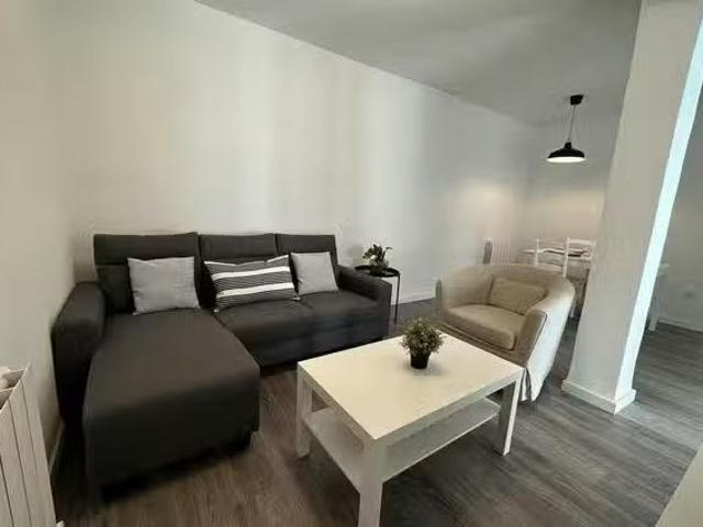 Habitación en Calle de Mercedes Arteaga, Opañel