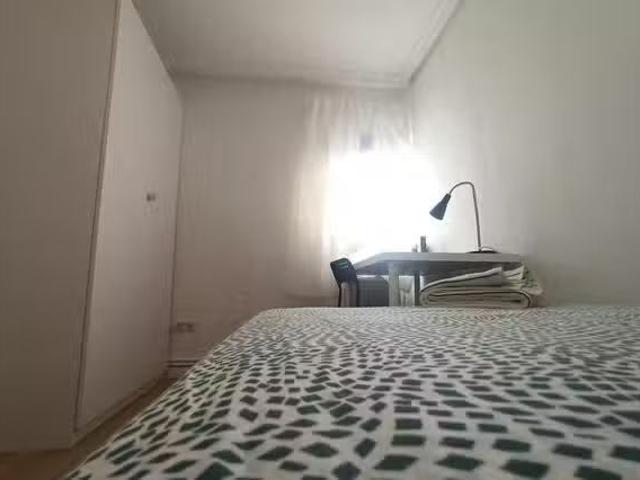 Habitación en Calle de Benalmádena, Palomeras Sureste