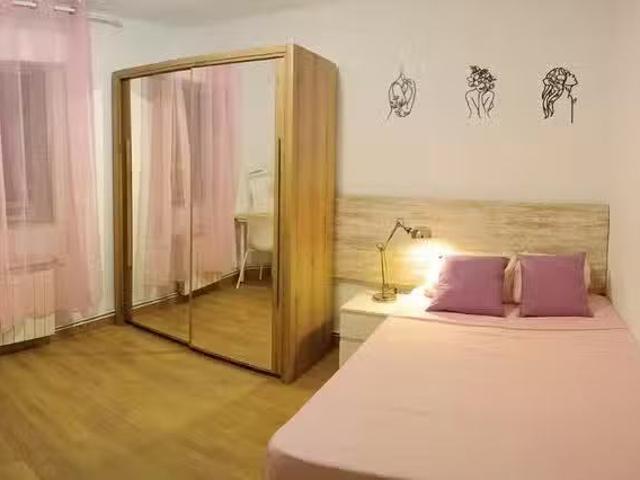 Habitación en Calle de Castro de Oro, Opañel