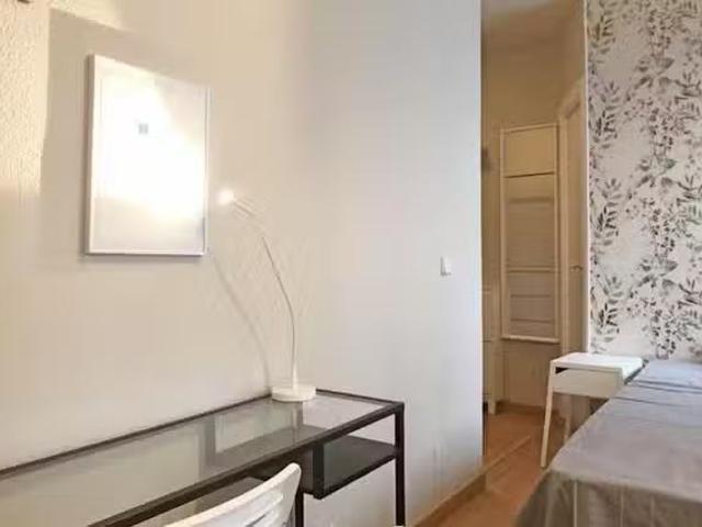 Habitación en Calle de Edgar Neville, Cuatro Caminos