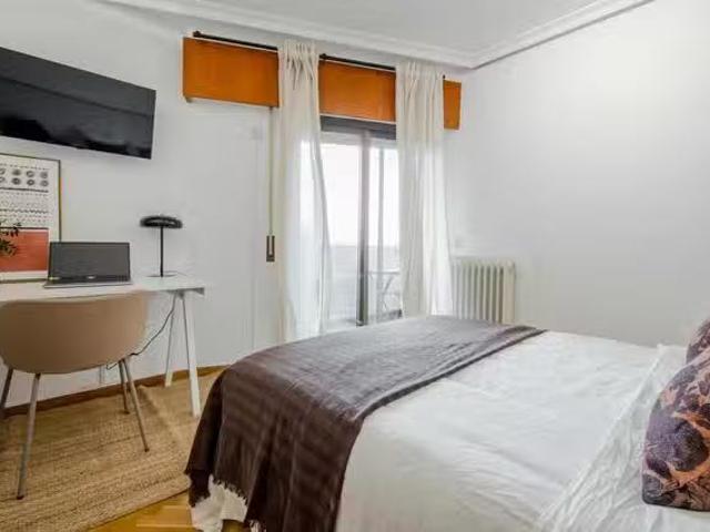 Habitación en Calle de Federico Moreno Torroba, Adelfas