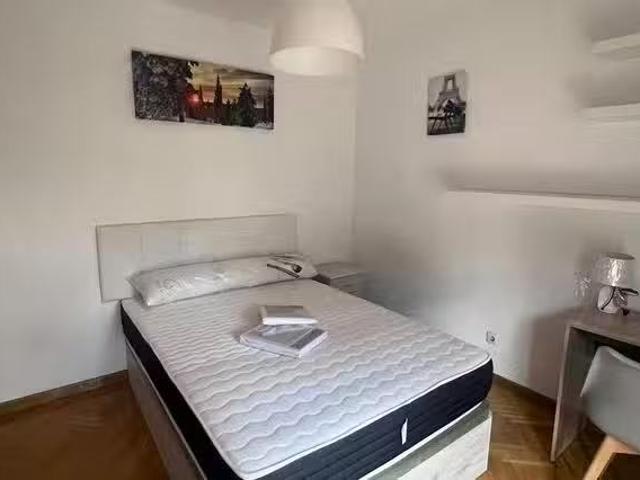 Habitación en Calle de Josefina Carabias, Valdefuentes